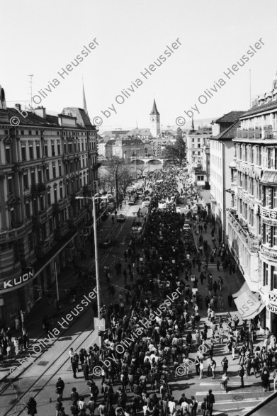 Image of sheet 19810161 photo 5: Frühlingsdemonstration -10'000  empörte Frühlingsdemonstration -10'000 empörte Bürger fotographiert von der Dachterasse vom vorderen Sternen Restaurant. 21. 3. 1981 Zürich Schweiz Kreis 1 Jugendbewegung Protest
----
An der bewilligten 'Frühlingsdemonstration' nehmen rund 8’000 Personen teil. Als der Zug das AJZ erreicht, dringen Tausende in das Areal des AJZ ein, während ein Teil des Zuges seinen Weg Richtung Helvetiaplatz fortsetzt. Am Abend räumt die Polizei das Gelände des AJZ: Gewalttätige Auseinandersetzungen und Sachbeschädigungen in der Gegend des Hauptbahnhofs.
Heinz Ning