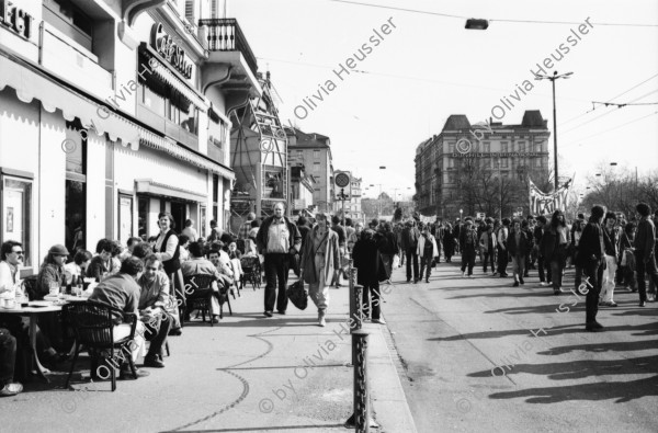 Image of sheet 19810161 photo 7: Frühlingsdemonstration -10'000  empörte Bürger. Ziviler photographiert von der Grossmünster Terrasse auf Limmatquai. Rathaus bemalt. Café Select. Frauen gegen Hauswirtschaftsschule 'Bleibe im Land und wehre dich täglich' Transpi 'Für ein autonomes Jugendzentrum' Besetzung und Stürmung AJZ Gaffer Videofilmer auf Gitter.
Jugendbewegung AJZ Bewegung Zürich 1980