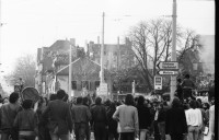 Image of sheet 19810162 photo 1: frtsg.810161 21.März 1981
An der bewilligten «Frühlingsdemonstration» nehmen rund 8000 Personen teil. Als der Zug das AJZ erreicht, dringen Tausende in das Areal des AJZ ein, und besetzen es. Während ein Teil des Zuges seinen Weg Richtung Helvetiaplatz fortsetzt. Am Abend räumt die Polizei das Gelände des AJZ: Gewalttätige Auseinandersetzungen und Sachbeschädigungen in der Gegend des Hauptbahnhofs. Limmatstrasse AJZ Stürmung und Besetzung Stacheldraht. Wir temporären und du? Plakat. Neonazi Faschist
Figugegel Reklame Innenraum Küche Spuntä AJZ Autonome Sanität Feuer
Jugendbewegung Zürcher Bewegung Autonomes Jugendhaus Kreis fünf Zürich Schweiz Switzerland Europa Europe 1981