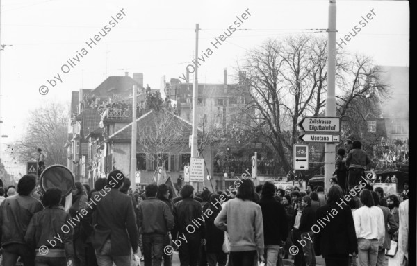 Image of sheet 19810162 photo 1: frtsg.810161 21.März 1981
An der bewilligten «Frühlingsdemonstration» nehmen rund 8000 Personen teil. Als der Zug das AJZ erreicht, dringen Tausende in das Areal des AJZ ein, und besetzen es. Während ein Teil des Zuges seinen Weg Richtung Helvetiaplatz fortsetzt. Am Abend räumt die Polizei das Gelände des AJZ: Gewalttätige Auseinandersetzungen und Sachbeschädigungen in der Gegend des Hauptbahnhofs. Limmatstrasse AJZ Stürmung und Besetzung Stacheldraht. Wir temporären und du? Plakat. Neonazi Faschist
Figugegel Reklame Innenraum Küche Spuntä AJZ Autonome Sanität Feuer
Jugendbewegung Zürcher Bewegung Autonomes Jugendhaus Kreis fünf Zürich Schweiz Switzerland Europa Europe 1981