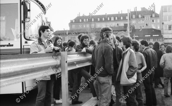 Image of sheet 19810162 photo 30: frtsg.810161 21.März 1981
An der bewilligten «Frühlingsdemonstration» nehmen rund 8000 Personen teil. Als der Zug das AJZ erreicht, dringen Tausende in das Areal des AJZ ein, und besetzen es. Während ein Teil des Zuges seinen Weg Richtung Helvetiaplatz fortsetzt. Am Abend räumt die Polizei das Gelände des AJZ: Gewalttätige Auseinandersetzungen und Sachbeschädigungen in der Gegend des Hauptbahnhofs. Limmatstrasse AJZ Stürmung und Besetzung Stacheldraht. Wir temporären und du? Plakat. Neonazi Faschist
Figugegel Reklame Innenraum Küche Spuntä AJZ Autonome Sanität Feuer
Jugendbewegung Zürcher Bewegung Autonomes Jugendhaus Kreis fünf Zürich Schweiz Switzerland Europa Europe 1981