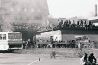 Image of sheet 19810162 photo 6: frtsg.810161 21.März 1981
An der bewilligten «Frühlingsdemonstration» nehmen rund 8000 Personen teil. Als der Zug das AJZ erreicht, dringen Tausende in das Areal des AJZ ein, und besetzen es. Während ein Teil des Zuges seinen Weg Richtung Helvetiaplatz fortsetzt. Am Abend räumt die Polizei das Gelände des AJZ: Gewalttätige Auseinandersetzungen und Sachbeschädigungen in der Gegend des Hauptbahnhofs. Limmatstrasse AJZ Stürmung und Besetzung Stacheldraht. Wir temporären und du? Plakat. 
 
Jugendbewegung Zürcher Bewegung Autonomes Jugendhaus
Youth movement Zürich 1981 √ Switzerland Schweiz Europe Kreis fünf