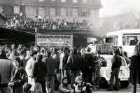 Image of sheet 19810162 photo 8: Am Abend räumt die Polizei das Gelände des AJZ: Gewalttätige Auseinandersetzungen und Sachbeschädigungen in der Gegend des Hauptbahnhofs. Limmatstrasse AJZ Stürmung und Besetzung Plakat. Poster Einkaufs Paradies

Jugendbewegung Zürcher Bewegung Autonomes Jugendhaus
Youth movement Kreis fünf Zürich Schweiz Switzerland Europa Europe 1981 √