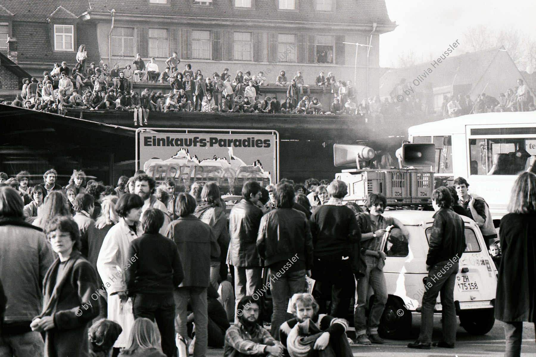 Image of sheet 19810162 photo 8: 21.März 1981
An der bewilligten «Frühlingsdemonstration» nehmen rund 8000 Personen teil. Als der Zug das AJZ erreicht, dringen Tausende in das Areal des AJZ ein, und besetzen es. Während ein Teil des Zuges seinen Weg Richtung Helvetiaplatz fortsetzt. Am Abend räumt die Polizei das Gelände des AJZ: Gewalttätige Auseinandersetzungen und Sachbeschädigungen in der Gegend des Hauptbahnhofs. Limmatstrasse AJZ Stürmung und Besetzung Stacheldraht. Wir temporären und du? Plakat. 

Jugendbewegung Zürcher Bewegung Autonomes Jugendhaus
Youth movement Kreis fünf Zürich Schweiz Switzerland Europa Europe 1981 √