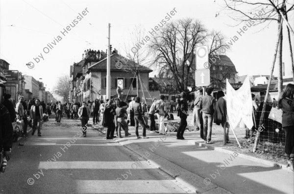 Image of sheet 19810163 photo 1: frtsg. 810162 
An der bewilligten «Frühlingsdemonstration» nehmen rund 8000 Personen teil. Als der Zug das AJZ erreicht, dringen Tausende in das Areal des AJZ ein, während ein Teil des Zuges seinen Weg Richtung Helvetiaplatz fortsetzt. Am Abend räumt die Polizei das Gelände des AJZ: Gewalttätige Auseinandersetzungen und Sachbeschädigungen in der Gegend des Hauptbahnhofs. 
Frühlingsdemonstration und Besetzung AJZ an der Limmatstrasse 18-20 Auf Dach Terasse mit Transparent Autonomes Jugendzentrum Jugendunruhen Bewegung Jugendbewegung 
Babs Hiestand
Zürich 1981