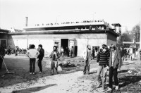 Image of sheet 19810163 photo 12: frtsg. 810162 
An der bewilligten «Frühlingsdemonstration» nehmen rund 8000 Personen teil. Als der Zug das AJZ erreicht, dringen Tausende in das Areal des AJZ ein, während ein Teil des Zuges seinen Weg Richtung Helvetiaplatz fortsetzt. Am Abend räumt die Polizei das Gelände des AJZ: Gewalttätige Auseinandersetzungen und Sachbeschädigungen in der Gegend des Hauptbahnhofs. 
Frühlingsdemonstration und Besetzung AJZ an der Limmatstrasse 18-20 Auf Dach Terasse mit Transparent Autonomes Jugendzentrum Jugendunruhen Bewegung Jugendbewegung 
Babs Hiestand
Zürich 1981