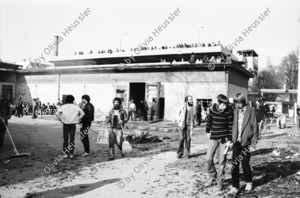 Image of sheet 19810163 photo 12: frtsg. 810162 
An der bewilligten «Frühlingsdemonstration» nehmen rund 8000 Personen teil. Als der Zug das AJZ erreicht, dringen Tausende in das Areal des AJZ ein, während ein Teil des Zuges seinen Weg Richtung Helvetiaplatz fortsetzt. Am Abend räumt die Polizei das Gelände des AJZ: Gewalttätige Auseinandersetzungen und Sachbeschädigungen in der Gegend des Hauptbahnhofs. 
Frühlingsdemonstration und Besetzung AJZ an der Limmatstrasse 18-20 Auf Dach Terasse mit Transparent Autonomes Jugendzentrum Jugendunruhen Bewegung Jugendbewegung 
Babs Hiestand
Zürich 1981