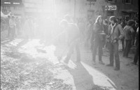 Image of sheet 19810163 photo 13: frtsg. 810162 
An der bewilligten «Frühlingsdemonstration» nehmen rund 8000 Personen teil. Als der Zug das AJZ erreicht, dringen Tausende in das Areal des AJZ ein, während ein Teil des Zuges seinen Weg Richtung Helvetiaplatz fortsetzt. Am Abend räumt die Polizei das Gelände des AJZ: Gewalttätige Auseinandersetzungen und Sachbeschädigungen in der Gegend des Hauptbahnhofs. 
Frühlingsdemonstration und Besetzung AJZ an der Limmatstrasse 18-20 Auf Dach Terasse mit Transparent Autonomes Jugendzentrum Jugendunruhen Bewegung Jugendbewegung 
Babs Hiestand
Zürich 1981