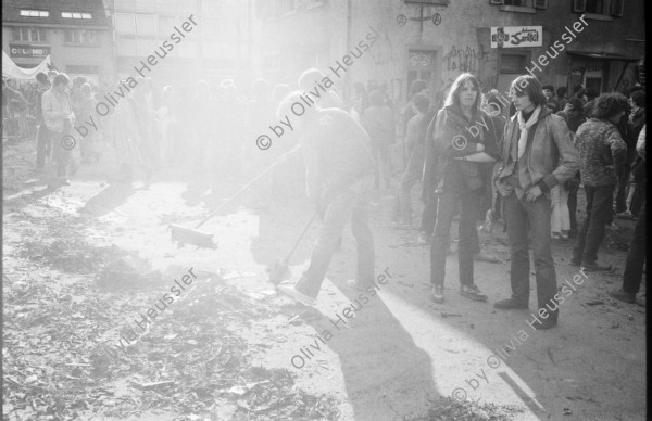 Image of sheet 19810163 photo 13: frtsg. 810162 
An der bewilligten «Frühlingsdemonstration» nehmen rund 8000 Personen teil. Als der Zug das AJZ erreicht, dringen Tausende in das Areal des AJZ ein, während ein Teil des Zuges seinen Weg Richtung Helvetiaplatz fortsetzt. Am Abend räumt die Polizei das Gelände des AJZ: Gewalttätige Auseinandersetzungen und Sachbeschädigungen in der Gegend des Hauptbahnhofs. 
Frühlingsdemonstration und Besetzung AJZ an der Limmatstrasse 18-20 Auf Dach Terasse mit Transparent Autonomes Jugendzentrum Jugendunruhen Bewegung Jugendbewegung 
Babs Hiestand
Zürich 1981