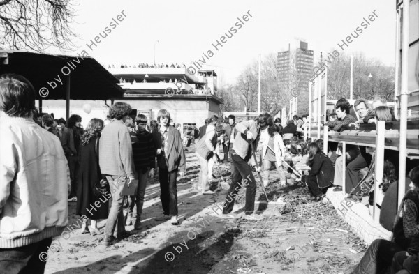 Image of sheet 19810163 photo 14: frtsg. 810162 
An der bewilligten «Frühlingsdemonstration» nehmen rund 8000 Personen teil. Als der Zug das AJZ erreicht, dringen Tausende in das Areal des AJZ ein, während ein Teil des Zuges seinen Weg Richtung Helvetiaplatz fortsetzt. Am Abend räumt die Polizei das Gelände des AJZ: Gewalttätige Auseinandersetzungen und Sachbeschädigungen in der Gegend des Hauptbahnhofs. 
Frühlingsdemonstration und Besetzung AJZ an der Limmatstrasse 18-20 Auf Dach Terasse mit Transparent Autonomes Jugendzentrum Jugendunruhen Bewegung Jugendbewegung 
Babs Hiestand
Zürich 1981