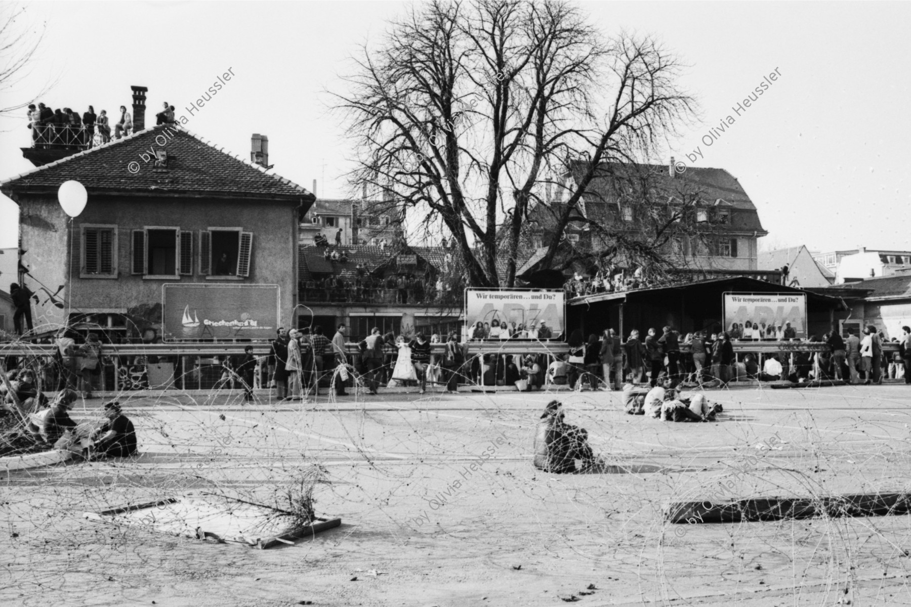 Image of sheet 19810163 photo 2: Nach
Frühlingsdemonstration Besetzung AJZ an der Limmatstrasse 18-20  Autonomes Jugendzentrum Jugendunruhen Bewegung Jugendbewegung Leute stehen auf Dach.


Zürich 1981 √