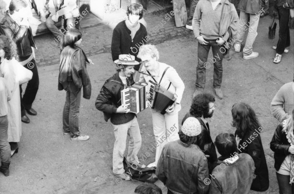 Image of sheet 19810163 photo 22: Nach
Frühlingsdemonstration Besetzung AJZ an der Limmatstrasse 18-20  Autonomes Jugendzentrum Jugendunruhen Bewegung Jugendbewegung Leute stehen auf Dach.


Zürich 1981 √