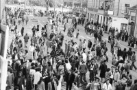 Image of sheet 19810163 photo 26: Nach
Frühlingsdemonstration Besetzung AJZ an der Limmatstrasse 18-20  Autonomes Jugendzentrum Jugendunruhen Bewegung Jugendbewegung Leute stehen auf Dach.


Zürich 1981 √