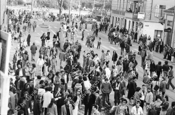 Image of sheet 19810163 photo 26: Nach
Frühlingsdemonstration Besetzung AJZ an der Limmatstrasse 18-20  Autonomes Jugendzentrum Jugendunruhen Bewegung Jugendbewegung Leute stehen auf Dach.


Zürich 1981 √