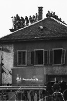 Image of sheet 19810163 photo 3: Nach
Frühlingsdemonstration Besetzung AJZ an der Limmatstrasse 18-20  Autonomes Jugendzentrum Jugendunruhen Bewegung Jugendbewegung Leute stehen auf Dach.


Zürich 1981