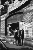 Image of sheet 19810163 photo 31: Vor dem Autonomen Jugendzentrum (AJZ) an der Limmatstrasse in Zürich. 21.03.81 Babs Hiestand kahlgeschoren Kopf Frau Müller 
Jugendbewegung Zürcher Bewegung Autonomes Jugendhaus 
Youth movement Zürich 1981 √