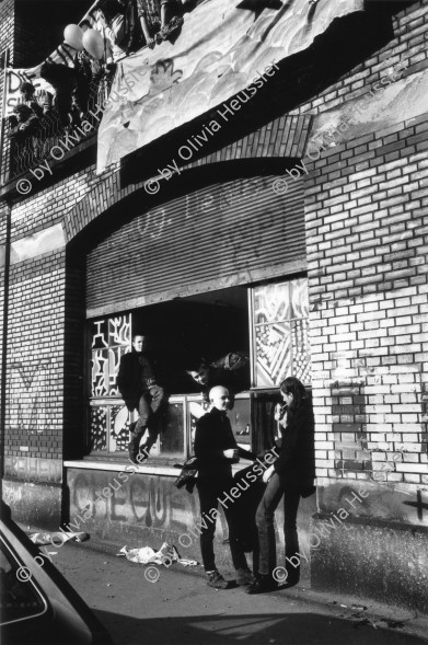 Image of sheet 19810163 photo 31: Vor dem Autonomen Jugendzentrum (AJZ) an der Limmatstrasse in Zürich. 21.03.81 Babs Hiestand kahlgeschoren Kopf Frau Müller 
Jugendbewegung Zürcher Bewegung Autonomes Jugendhaus 
Youth movement Zürich 1981 √