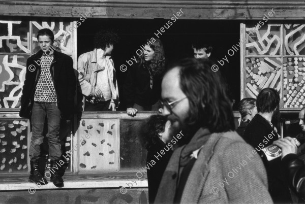 Image of sheet 19810163 photo 34: An der bewilligten «Frühlingsdemonstration» nehmen rund 8000 Personen teil. Als der Zug das AJZ erreicht, dringen Tausende in das Areal des AJZ ein, während ein Teil des Zuges seinen Weg Richtung Helvetiaplatz fortsetzt. Am Abend räumt die Polizei das Gelände des AJZ: Gewalttätige Auseinandersetzungen und Sachbeschädigungen in der Gegend des Hauptbahnhofs. 
Frühlingsdemonstration und Besetzung AJZ an der Limmatstrasse 18-20 Auf Dach Terasse mit Transparent Autonomes Jugendzentrum Jugendunruhen Bewegung Jugendbewegung 
Jugendbewegung Zürcher Bewegung Autonomes Jugendhaus 
Youth movement Zürich 1981 √