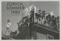 Image of sheet 19810163 photo 36: An der bewilligten «Frühlingsdemonstration» nehmen rund 8000 Personen teil. Als der Zug das AJZ erreicht, dringen Tausende in das Areal des AJZ ein, während ein Teil des Zuges seinen Weg Richtung Helvetiaplatz fortsetzt. Am Abend räumt die Polizei das Gelände des AJZ: Gewalttätige Auseinandersetzungen und Sachbeschädigungen in der Gegend des Hauptbahnhofs. 
Frühlingsdemonstration und Besetzung AJZ an der Limmatstrasse 18-20 Auf Dach Terasse mit Transparent Autonomes Jugendzentrum Jugendunruhen Bewegung Jugendbewegung