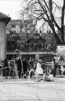 Image of sheet 19810163 photo 5: An der bewilligten «Frühlingsdemonstration» nehmen rund 8000 Personen teil. Als der Zug das AJZ erreicht, dringen Tausende in das Areal des AJZ ein, während ein Teil des Zuges seinen Weg Richtung Helvetiaplatz fortsetzt. Am Abend räumt die Polizei das Gelände des AJZ: Gewalttätige Auseinandersetzungen und Sachbeschädigungen in der Gegend des Hauptbahnhofs. 
Frühlingsdemonstration und Besetzung AJZ an der Limmatstrasse 18-20 Auf Dach Terasse mit Transparent Autonomes Jugendzentrum Jugendunruhen Bewegung