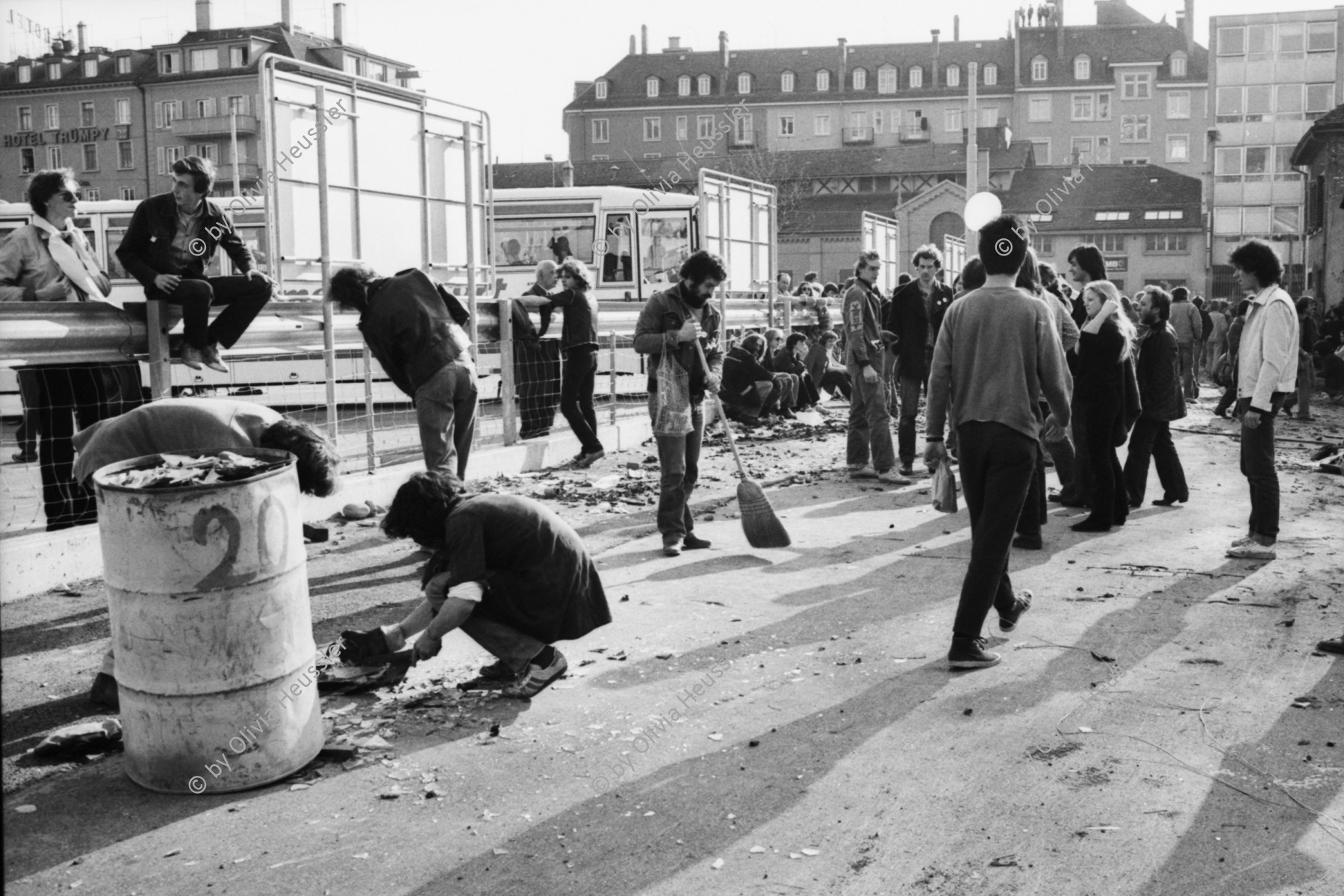 Image of sheet 19810163 photo 9: Nach
Frühlingsdemonstration und Besetzung AJZ an der Limmatstrasse 18-20  Autonomes Jugendzentrum Jugendunruhen Bewegung Jugendbewegung

Zürich 1981