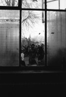 Image of sheet 19810170 photo 11: frtsg 810163 
AJZ Wiederbelebt Innenraum Aussenansicht mit Graffitti
An der bewilligten «Frühlingsdemonstration» nehmen rund 8000 Personen teil. Als der Zug das AJZ erreicht, dringen Tausende in das Areal des AJZ ein, während ein Teil des Zuges seinen Weg Richtung Helvetiaplatz fortsetzt. Am Abend räumt die Polizei das Gelände des AJZ: Gewalttätige Auseinandersetzungen und Sachbeschädigungen in der Gegend des Hauptbahnhofs.
Frühlingsdemonstration und Besetzung AJZ an der Limmatstrasse 18-20 Auf Dach Terasse mit Transparent Autonomes Jugendzentrum Jugendunruhen Bewegung Jugendbewegung 
Youth movement Zürich 1981
