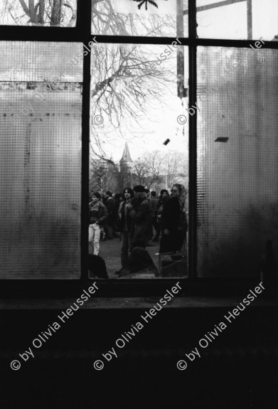 Image of sheet 19810170 photo 11: frtsg 810163 
AJZ Wiederbelebt Innenraum Aussenansicht mit Graffitti
An der bewilligten «Frühlingsdemonstration» nehmen rund 8000 Personen teil. Als der Zug das AJZ erreicht, dringen Tausende in das Areal des AJZ ein, während ein Teil des Zuges seinen Weg Richtung Helvetiaplatz fortsetzt. Am Abend räumt die Polizei das Gelände des AJZ: Gewalttätige Auseinandersetzungen und Sachbeschädigungen in der Gegend des Hauptbahnhofs.
Frühlingsdemonstration und Besetzung AJZ an der Limmatstrasse 18-20 Auf Dach Terasse mit Transparent Autonomes Jugendzentrum Jugendunruhen Bewegung Jugendbewegung 
Youth movement Zürich 1981