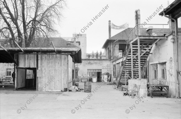 Image of sheet 19810170 photo 15: frtsg 810163 
AJZ Wiederbelebt Innenraum Aussenansicht mit Graffitti
An der bewilligten «Frühlingsdemonstration» nehmen rund 8000 Personen teil. Als der Zug das AJZ erreicht, dringen Tausende in das Areal des AJZ ein, während ein Teil des Zuges seinen Weg Richtung Helvetiaplatz fortsetzt. Am Abend räumt die Polizei das Gelände des AJZ: Gewalttätige Auseinandersetzungen und Sachbeschädigungen in der Gegend des Hauptbahnhofs.
Frühlingsdemonstration und Besetzung AJZ an der Limmatstrasse 18-20 Auf Dach Terasse mit Transparent Autonomes Jugendzentrum Jugendunruhen Bewegung Jugendbewegung 
Youth movement Zürich 1981