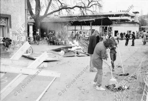 Image of sheet 19810170 photo 20: frtsg 810163 
AJZ Wiederbelebt Innenraum Aussenansicht mit Graffitti
An der bewilligten «Frühlingsdemonstration» nehmen rund 8000 Personen teil. Als der Zug das AJZ erreicht, dringen Tausende in das Areal des AJZ ein, während ein Teil des Zuges seinen Weg Richtung Helvetiaplatz fortsetzt. Am Abend räumt die Polizei das Gelände des AJZ: Gewalttätige Auseinandersetzungen und Sachbeschädigungen in der Gegend des Hauptbahnhofs.
Frühlingsdemonstration und Besetzung AJZ an der Limmatstrasse 18-20 Auf Dach Terasse mit Transparent Autonomes Jugendzentrum Jugendunruhen Bewegung Jugendbewegung 
Youth movement Zürich 1981