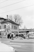Image of sheet 19810170 photo 23: frtsg 810163 
AJZ Wiederbelebt Innenraum Aussenansicht mit Graffitti
An der bewilligten «Frühlingsdemonstration» nehmen rund 8000 Personen teil. Als der Zug das AJZ erreicht, dringen Tausende in das Areal des AJZ ein, während ein Teil des Zuges seinen Weg Richtung Helvetiaplatz fortsetzt. Am Abend räumt die Polizei das Gelände des AJZ: Gewalttätige Auseinandersetzungen und Sachbeschädigungen in der Gegend des Hauptbahnhofs.
Frühlingsdemonstration und Besetzung AJZ an der Limmatstrasse 18-20 Auf Dach Terasse mit Transparent Autonomes Jugendzentrum Jugendunruhen Bewegung Jugendbewegung 
Youth movement Zürich 1981