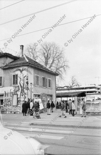 Image of sheet 19810170 photo 23: frtsg 810163 
AJZ Wiederbelebt Innenraum Aussenansicht mit Graffitti
An der bewilligten «Frühlingsdemonstration» nehmen rund 8000 Personen teil. Als der Zug das AJZ erreicht, dringen Tausende in das Areal des AJZ ein, während ein Teil des Zuges seinen Weg Richtung Helvetiaplatz fortsetzt. Am Abend räumt die Polizei das Gelände des AJZ: Gewalttätige Auseinandersetzungen und Sachbeschädigungen in der Gegend des Hauptbahnhofs.
Frühlingsdemonstration und Besetzung AJZ an der Limmatstrasse 18-20 Auf Dach Terasse mit Transparent Autonomes Jugendzentrum Jugendunruhen Bewegung Jugendbewegung 
Youth movement Zürich 1981