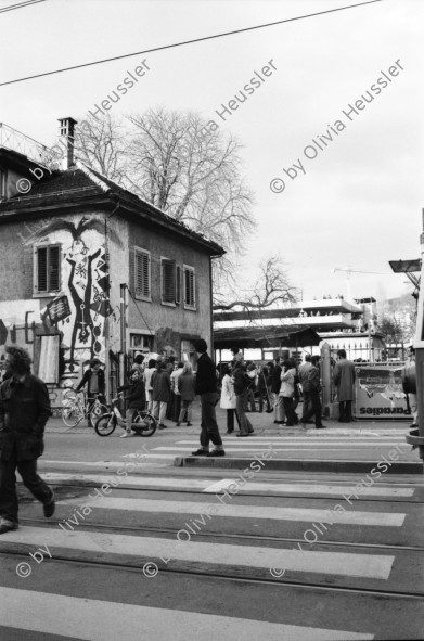 Image of sheet 19810170 photo 24: AJZ Wiederbelebt Innenraum Aussenansicht mit Graffitti
An der bewilligten «Frühlingsdemonstration» nehmen rund 8000 Personen teil. Als der Zug das AJZ erreicht, dringen Tausende in das Areal des AJZ ein, während ein Teil des Zuges seinen Weg Richtung Helvetiaplatz fortsetzt. Am Abend räumt die Polizei das Gelände des AJZ: Gewalttätige Auseinandersetzungen und Sachbeschädigungen in der Gegend des Hauptbahnhofs.
Frühlingsdemonstration und Besetzung AJZ an der Limmatstrasse 18-20 Auf Dach Terasse mit Transparent Autonomes Jugendzentrum Jugendunruhen Bewegung Jugendbewegung 
Youth movement Zürich 1981