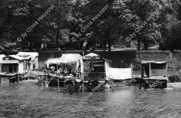 Image of sheet 19810191 photo 10: Aufbau AJZ Küche und Dach Junge bauen. Chaotikon in der Sihl Fluss Wasser Protest gegen Wohnungsnot Wohn Installation Zürich Feuer 

Baraken siedlung auf Pfosten, Küche  Christoph Müller Urs Morf Züri Leu housing 1981 Switzerland swiss Schweiz Europe youth movement Wohnen Kochen