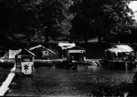Image of sheet 19810191 photo 12: Junge bauen Chaotikon in der Sihl Fluss Wasser Protest gegen Wohnungsnot Wohn Installation Zürich Feuer 

Baraken siedlung auf Pfosten,housing 1981 Switzerland swiss Schweiz Europe youth movement Wohnen Zürich Kreis 5