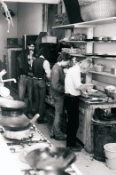 Image of sheet 19810191 photo 15: AJZ Küche Jugendliche am Kochen für den Spuntä Restaurant Urs Morf
Jugendzentrum Jugendunruhen Bewegung Jugendbewegung 
Youth movement Zürich 1981 √ essen Bar Innenansicht