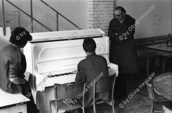 Image of sheet 19810191 photo 18: Aufbau AJZ Küche und Dach Junge bauen. Chaotikon in der Sihl Fluss Wasser Protest gegen Wohnungsnot Wohn Installation Zürich Feuer 

Baraken siedlung auf Pfosten, Küche  Christoph Müller Urs Morf Züri Leu housing 1981 Switzerland swiss Schweiz Europe youth movement Wohnen Kochen