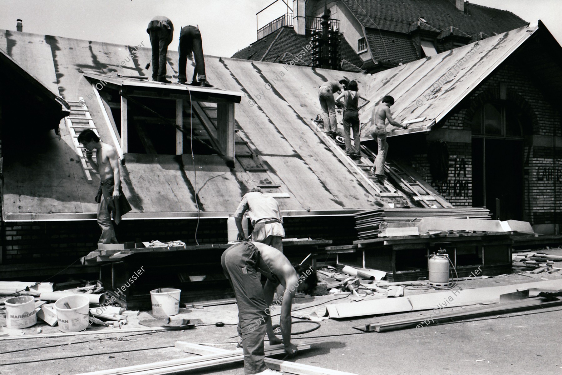 Image of sheet 19810191 photo 34: Aufbau AJZ Dach Junge bauen. 

Youth movement Zürich 1981 √