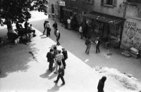 Image of sheet 19810191 photo 35: Aufbau AJZ Küche und Dach Junge bauen. Chaotikon in der Sihl Fluss Wasser Protest gegen Wohnungsnot Wohn Installation Zürich Feuer 

Baraken siedlung auf Pfosten, Küche  Christoph Müller Urs Morf Züri Leu housing 1981 Switzerland swiss Schweiz Europe youth movement Wohnen Kochen