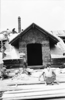 Image of sheet 19810191 photo 36: Aufbau AJZ Küche und Dach Junge bauen. Chaotikon in der Sihl Fluss Wasser Protest gegen Wohnungsnot Wohn Installation Zürich Feuer 

Baraken siedlung auf Pfosten, Küche  Christoph Müller Urs Morf Züri Leu housing 1981 Switzerland swiss Schweiz Europe youth movement Wohnen Kochen