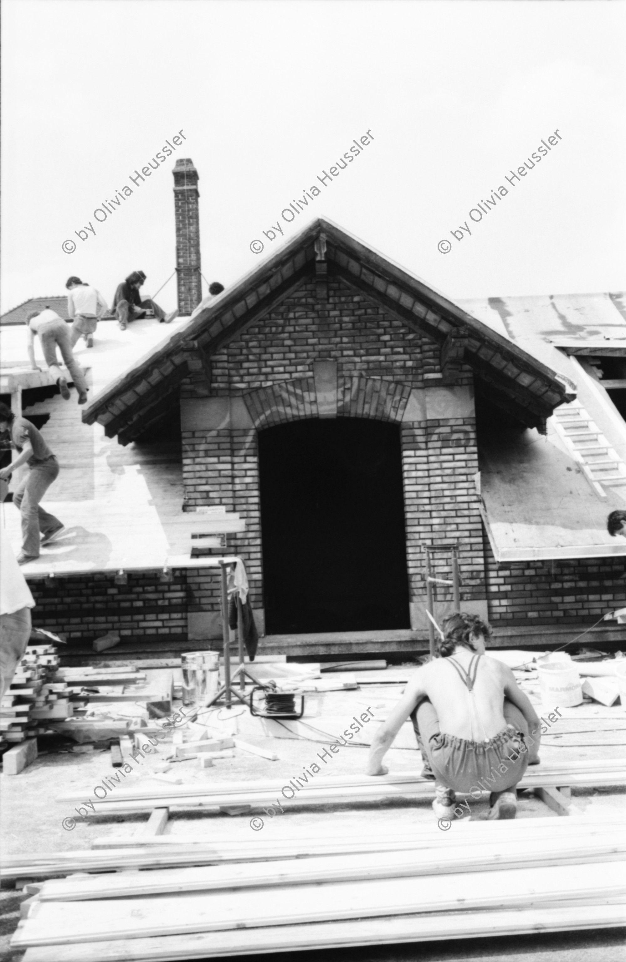 Image of sheet 19810191 photo 36: Aufbau AJZ Küche und Dach Junge bauen. Chaotikon in der Sihl Fluss Wasser Protest gegen Wohnungsnot Wohn Installation Zürich Feuer 

Baraken siedlung auf Pfosten, Küche  Christoph Müller Urs Morf Züri Leu housing 1981 Switzerland swiss Schweiz Europe youth movement Wohnen Kochen