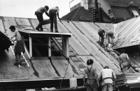 Image of sheet 19810191 photo 38: Aufbau AJZ Küche und Dach Junge bauen. Chaotikon in der Sihl Fluss Wasser Protest gegen Wohnungsnot Wohn Installation Zürich Feuer 

Baraken siedlung auf Pfosten, Küche  Christoph Müller Urs Morf Züri Leu housing 1981 Switzerland swiss Schweiz Europe youth movement Wohnen Kochen