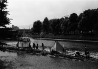 Image of sheet 19810191 photo 8: Chaotikon in der Sihl Fluss Wasser Protest gegen Wohnungsnot Wohn Installation Zürich Feuer 

Baraken siedlung auf Pfosten, Küche  housing 1981 Switzerland swiss Schweiz Europe youth movement Wohnen