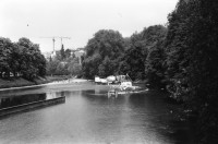 Image of sheet 19810191 photo 9: Aufbau AJZ Küche und Dach Junge bauen. Chaotikon in der Sihl Fluss Wasser Protest gegen Wohnungsnot Wohn Installation Zürich Feuer 

Baraken siedlung auf Pfosten, Küche  Christoph Müller Urs Morf Züri Leu housing 1981 Switzerland swiss Schweiz Europe youth movement Wohnen Kochen