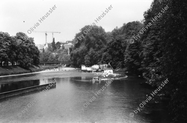 Image of sheet 19810191 photo 9: Aufbau AJZ Küche und Dach Junge bauen. Chaotikon in der Sihl Fluss Wasser Protest gegen Wohnungsnot Wohn Installation Zürich Feuer 

Baraken siedlung auf Pfosten, Küche  Christoph Müller Urs Morf Züri Leu housing 1981 Switzerland swiss Schweiz Europe youth movement Wohnen Kochen