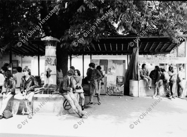 Image of sheet 19810192 photo 10: Jugendliche im Autonomen Jugendzentrum während den Jugendunruhen, Zürich 1981.