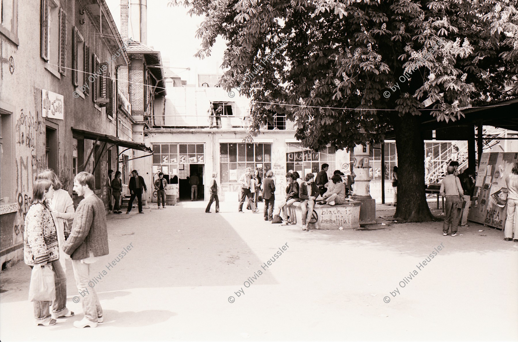 Image of sheet 19810192 photo 11: Innenszene AJZ mit Platz und Leuten 
AJZ an der Limmatstrasse 18-20 Autonomes Jugendzentrum Jugendunruhen Bewegung Jugendbewegung
Youth movement Zürich 1981 √