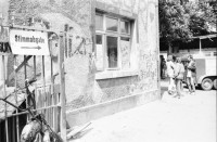 Image of sheet 19810192 photo 16: Innenszene AJZ mit Platz und Leuten Portrait Delia meine Schwester Anti Alki Stand  Stimmabgabe Tafel hängt am EingangGafferin und Junge Mann schläft in Schlafsack.