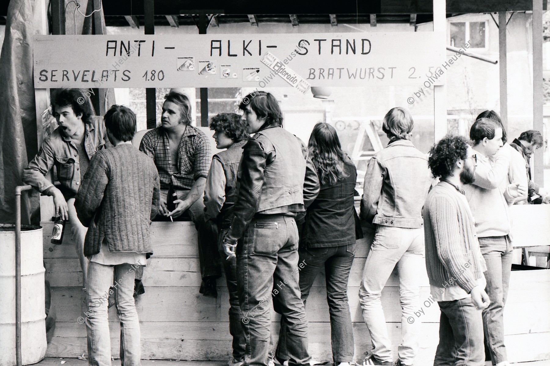 Image of sheet 19810192 photo 33: Innenszene AJZ mit Platz und Leuten  Anti Alki Stand  
AJZ an der Limmatstrasse 18-20 Autonomes Jugendzentrum Jugendunruhen Bewegung Jugendbewegung
Youth movement Zürich 1981 √