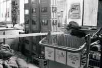 Image of sheet 19810192 photo 4: Innenszene AJZ mit Platz und Leuten Anti Alki Stand Junger Mann schläft in Schlafsack. Einkaufswägeli aus Supermarkt
AJZ an der Limmatstrasse 18-20 Autonomes Jugendzentrum Jugendunruhen Bewegung Jugendbewegung
Youth movement Zürich 1981 √