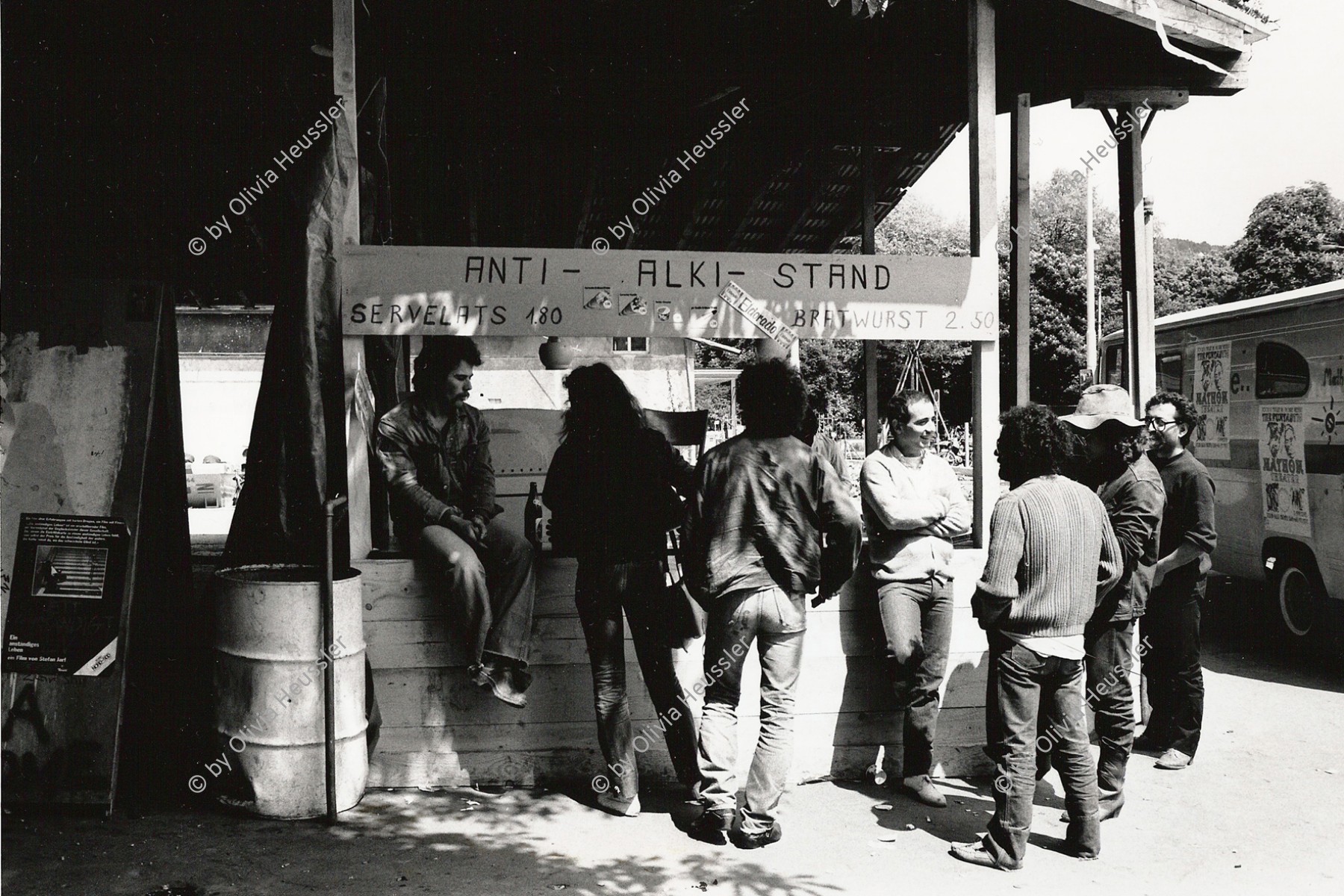 Image of sheet 19810192 photo 8: Im Autonomen Jugendzentrum AJZ gibt es auch einen Anti Alki Stand. Zürich 1981
AJZ an der Limmatstrasse 18-20 Autonomes Jugendzentrum Jugendunruhen Bewegung Jugendbewegung
Youth movement Zürich 1981 √